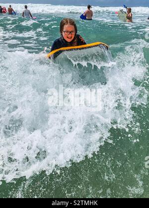 Surfen und Spaß auf perran Strand Cornwall Stockfoto