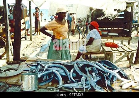 Frauen verkaufen Fisch in einem Markt, in Jamaika. Stockfoto