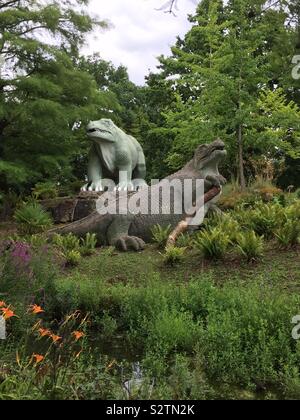 Iguanodon und megalosaurus Crystal Palace Dinosaurier im August 2019 getroffen Stockfoto