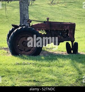 Rostigen alten Traktor in einer Wiese in Kalkstein, Tennessee Stockfoto