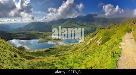 Blick über Lyn Llydaw vom Pyg track zu Fuß bis auf den Gipfel des Snowdon, August. Stockfoto