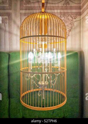 Eine einzigartige Yellow Bird Cage mit einem Kronleuchter Licht innerhalb der it Stockfoto