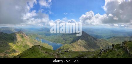 Berg Panoramablick vom Gipfel des Mount Snowdon, August. Stockfoto