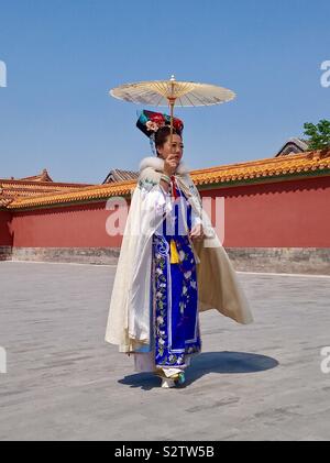 Ein traditionell gekleidete chinesische Frau an der Verbotenen Stadt in Peking. Stockfoto