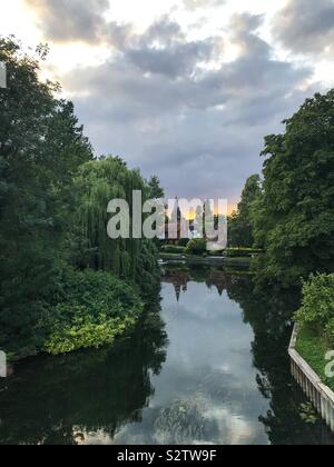 Eine Ansicht der Whitchurch-on-Thames bei Sonnenuntergang. Stockfoto