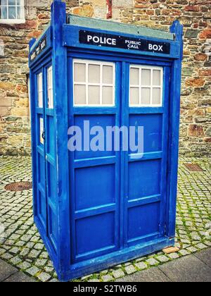 Eine blaue Polizei öffentlichen Telefon oder Tardis. Stockfoto