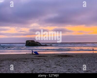 Perran Sands Beach in Perranporth Cornwall bei Sonnenuntergang im Sommer Stockfoto