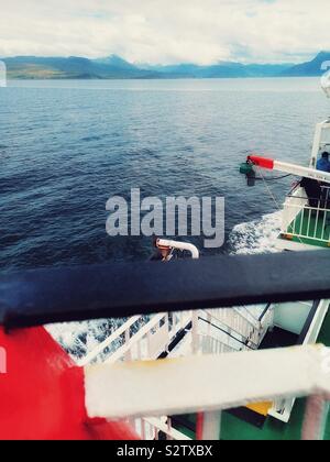 Fähre durch das Wasser schneiden auf der Kreuzung von Armadale auf Skye Mallaig auf dem schottischen Festland Stockfoto