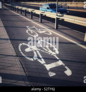 Radweg mit dem Fahrrad Markierungen neben Straße in Warschau Polen Stockfoto