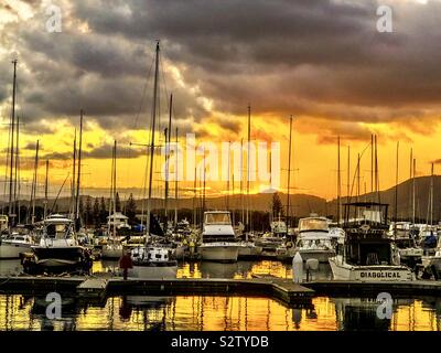 Orange Sonnenuntergang in der Coffs Harbour Wasser wider. Stockfoto