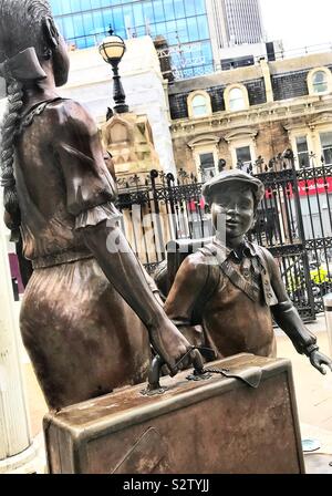 Detail der Kindertransport Memorial Statue außerhalb zum Bahnhof Liverpool Street, London. Stockfoto