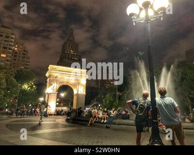 Die Menschen in den Washington Square Park im Sommer, West Greenwich Village, Manhattan, New York City, New York, USA Stockfoto