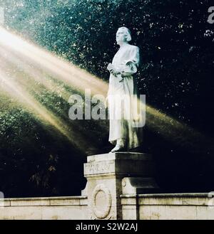 Sonnenstrahlen die Statue des berühmten Komponisten und Pianisten Franz Liszt im Park an der Ilm, Weimar, Thüringen leuchtet Stockfoto