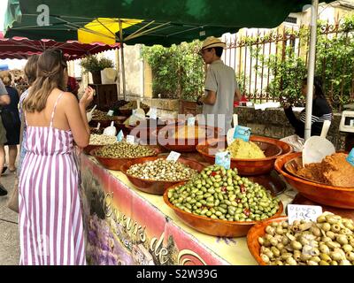 Straße Marktstand verkaufen Oliven in Monpazier in Frankreich Stockfoto