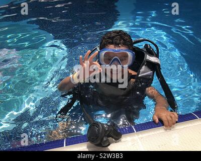 Kleinen Jungen lernen Tauchgang im Pool zu Scuba Stockfoto