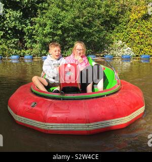 Mutter und Sohn am Stoßfänger Boote bei Waldland Family Theme Park, Totnes, Devon, England, Vereinigtes Königreich. Stockfoto