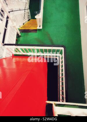 Rote Schiffe Trichter und bunten Treppen zwischen den Plattformen auf dem Schiff Stockfoto