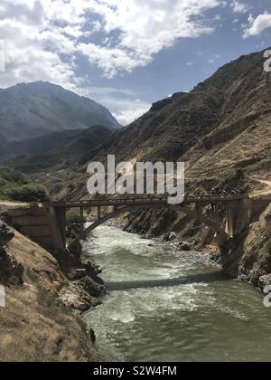 Eine Brücke über einen Fluss in Peru Stockfoto