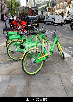 London, Großbritannien - 13 August 2019: Helles Grün und Gelb Lime elektrische Fahrräder neben City Road, Islington. Stockfoto