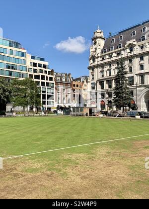 London, Großbritannien - 13 August 2019: Finsbury Square an einem hellen Sommermorgen. Stockfoto