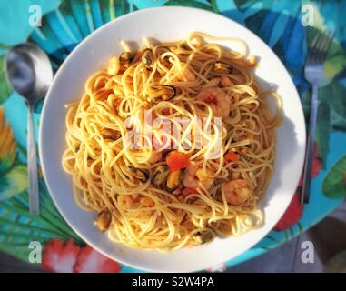Spaghetti mit Meeresfrüchten, Safran und Tomaten. Stockfoto