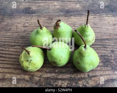 Birnen auf einem hölzernen Oberfläche Stockfoto