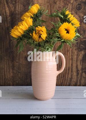 Eine Vase mit Sonnenblumen im Stil von Van Gogh Stockfoto