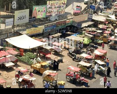 Blick auf den Markt von der Oberseite der Charminar, 1591 gebaut, ist ein Monument, und Moschee in Hyderabad, Telangana, in Indien. Stockfoto