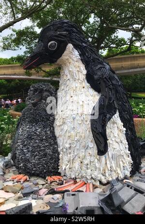 Mutter und Baby Pinguin Skulptur in Epcot Themenpark in Orlando, Florida USA hergestellt aus recycelten Marine Ablagerungen Stockfoto