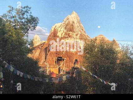 Expedition Everest Achterbahn mit der Mond im Disney's Animal Kingdom - Orlando, Florida, USA Stockfoto