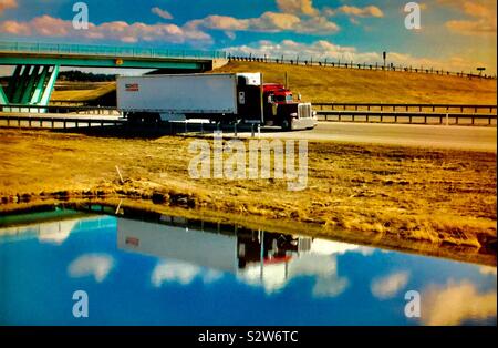 Luftfracht Lkw auf dem Trans Canada Highway Stockfoto