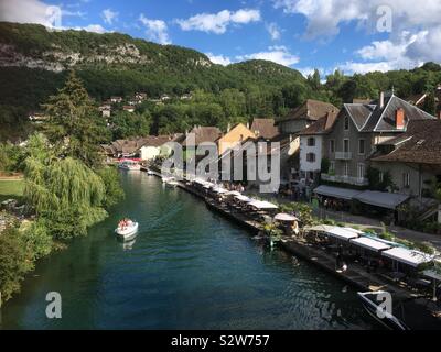 Blick auf Chanaz in Frankreich; es liegt an den Ufern des Canal de Savière. Der mit Blumen geschmückten Dorf, den Spitznamen der avoie Klein Venedig", hat viele Köstlichkeiten für Besucher wie Bootsfahrten und Cafes. Stockfoto