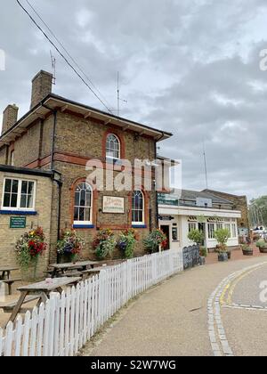 Woodbridge, Großbritannien - 16 August 2019: Station House Hotel und die Whistlestop Cafe neben dem Bahnhof. Stockfoto