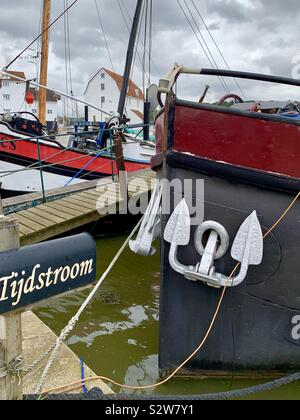 Woodbridge, Suffolk, Großbritannien - 16 August 2019: Die Tijdstroom Hausboot vertäut am Ufer des Flusses Deben. Stockfoto