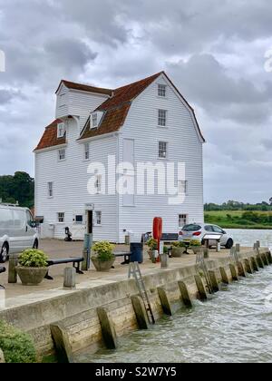 Woodbridge, Suffolk, Großbritannien - 16 August 2019: Die Tide Mill, ein Museum entlang des Flusses Deben. Stockfoto