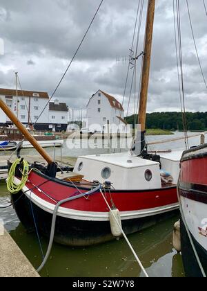 Woodbridge, Suffolk, Großbritannien - 16 August 2019: Hausboot durch die Tide Mill günstig auf dem Fluß Deben. Stockfoto