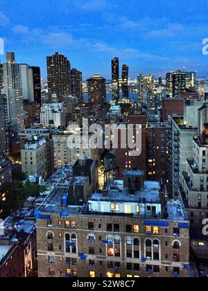 Am Abend Blick auf den East River und Königinnen von einer Dachterrasse in Murray Hill, Manhattan, New York City, USA Stockfoto