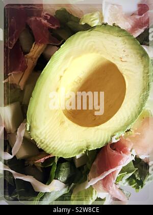 Flache spielen Detail einer avocado Hälfte auf Frischer Sommersalat Stockfoto
