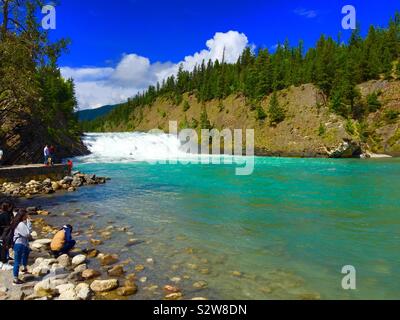 Bow River und Bogen fällt, Banff National Park, Alberta, Kanada, Stockfoto