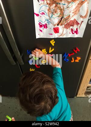 Ein Kind Kunst und Buchstaben auf dem Kühlschrank Tür, Kanada Stockfoto