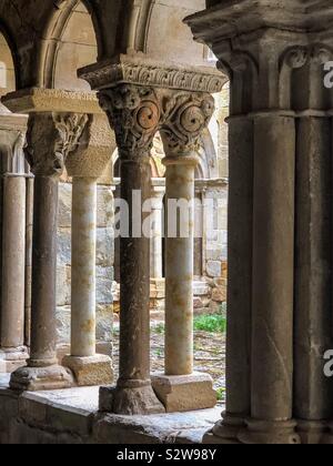 Kloster Santa Maria La Real. Kreuzgang mit romanischen capitels Stockfoto