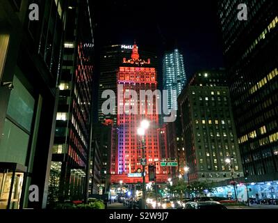 Das Helmsley Gebäude an der Park Avenue ist hell in der Nacht, NYC, USA Stockfoto