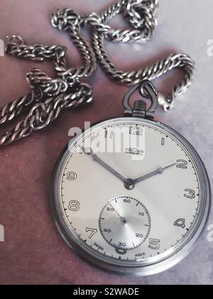 Oldtimer Grand Prix Vulcain Taschenuhr und Kette Stockfoto