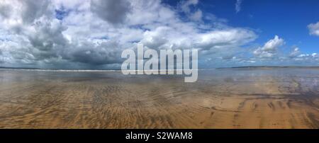 Westward Ho Strand bei Ebbe mit aufkommender Regen Wolken, August. Stockfoto