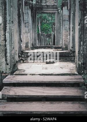 Alte Flur und Schritten durch buddhistische Tempel Ruinen von Angkor Thom in der Nähe von Siem Reap, Kambodscha im Juni 2019 Stockfoto