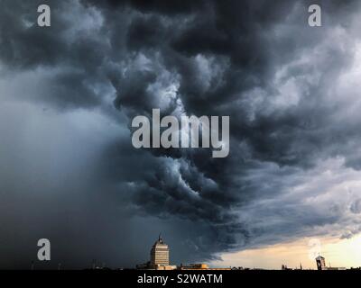 Apokalyptischen Himmel über Rochester NY mit der Ikonischen Kodak Gebäude in Aussicht vom Dach genommen Stockfoto