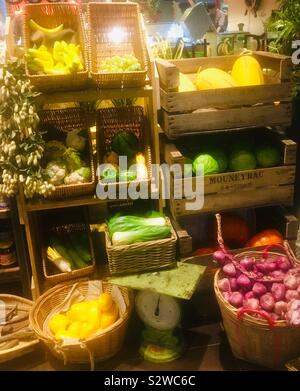 Bunte Anzeige von Kunststoff Gemüse, Früchte und Gewürze auf einem Regal außerhalb ein Chinesisches Restaurant - Lesen, Vereinigtes Königreich Stockfoto