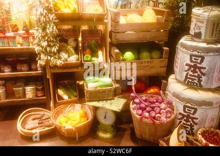 Bunte Anzeige von Kunststoff Gemüse, Früchte und Gewürze auf einem Regal außerhalb ein Chinesisches Restaurant - Lesen, Vereinigtes Königreich Stockfoto