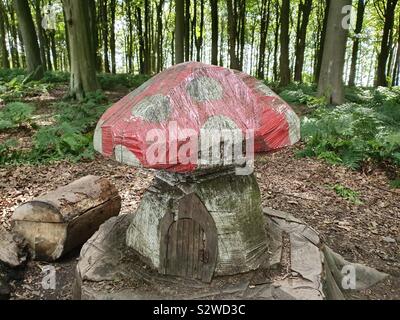 Holz- Pilz im Wald mit Fee Tür Stockfoto