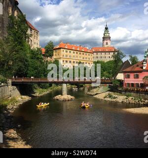 CESKY KRUMLOV, Tschechien. 8. August 3019. Ein Blick von der Moldau von Menschen auf Kanus Anfahren der UNESCO Welterbe schloss Komplex von Cesky Krumlov aufgeführt. Stockfoto